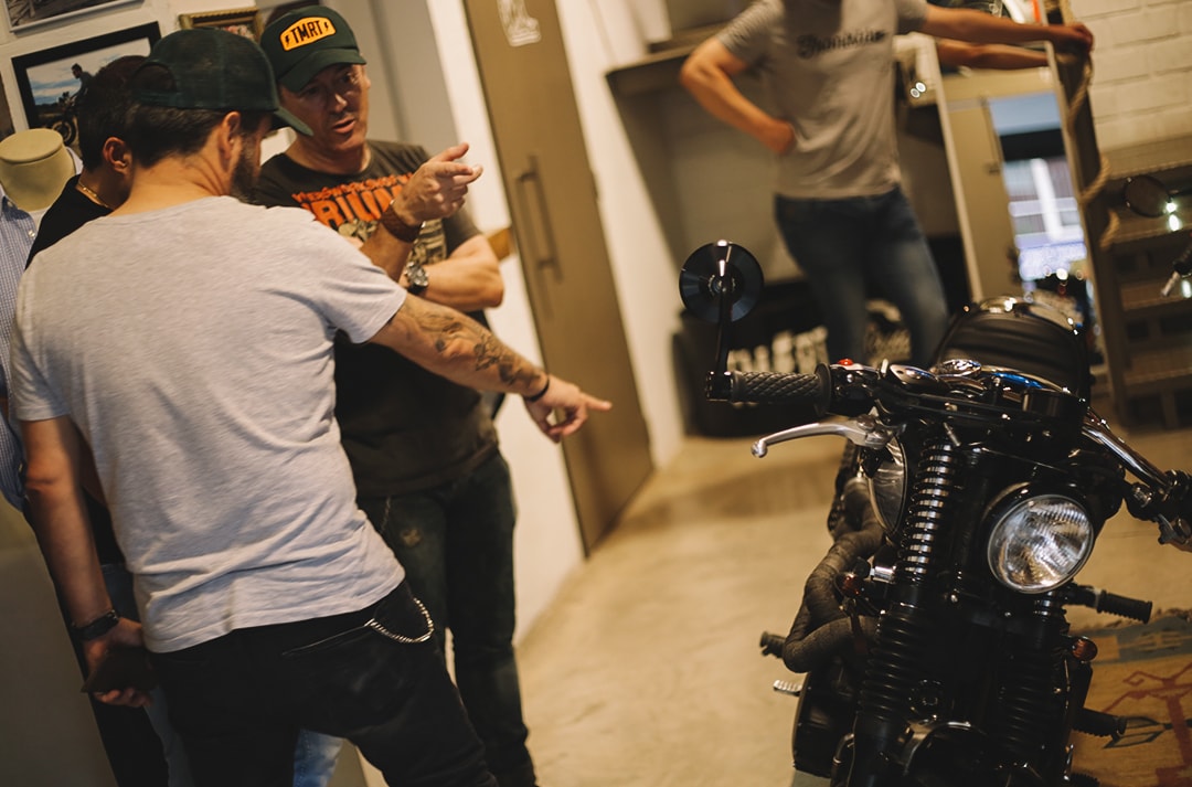 presentacion-moto-triumph-02-min