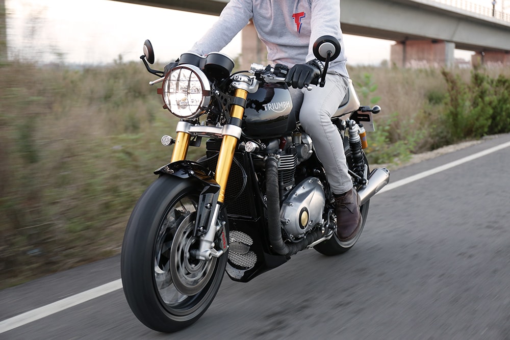 thruxton_1200_r-sombra-tamarit7-2